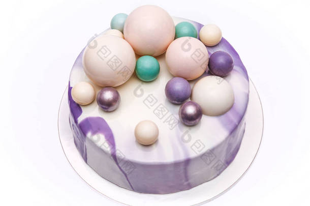 用巧克力球装饰的紫罗兰慕斯蛋糕
