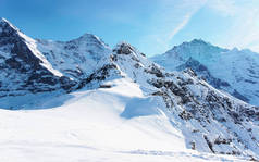 冬季瑞士阿尔卑斯山 Mannlichen 的山峰