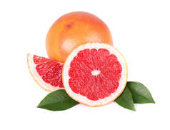 柚子片在白色背景上隔离。新鲜水果使用剪切路径。新鲜的葡萄柚与绿叶隔绝.
