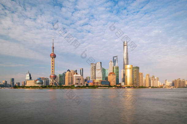 上海市天际线浦东, 在阳光明媚的日子里穿过黄浦江。上海, 叱骂。Beutiful 动感全景图像.