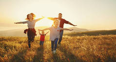 幸福的家庭: 母亲, 父亲, 孩子的儿子和女儿的性质上 sunse