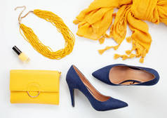 为女孩和妇女的明亮的黄色配件和蓝色鞋子。都市时尚、美女与时尚博客理念