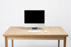 白色背景上的木制桌子上的计算机.