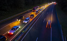 晚上开车, 交通堵塞去城市, 夜间在高速公路上的灯光小径