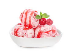 碗与美味的覆盆子冰淇淋白色背景