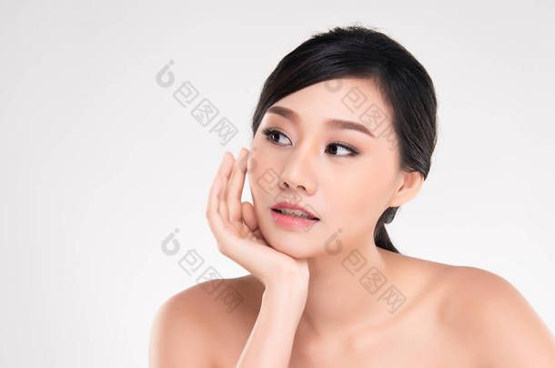 <strong>美丽</strong>的年轻亚洲妇女与干净的新鲜皮肤看远, 女孩秀丽面孔关心。面部护理, <strong>美容</strong>, <strong>美容</strong>和水疗.