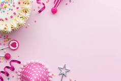 粉红色生日宴会背景与生日蛋糕和党帽子