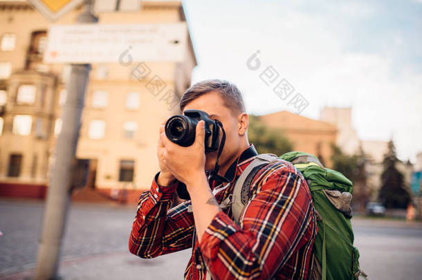 人在照相机拍摄城市的旅游景点的图片。夏季旅游, 远足冒险观光