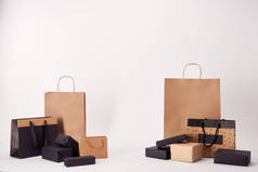 白色表面上的各种购物袋和盒子, 黑色星期五概念