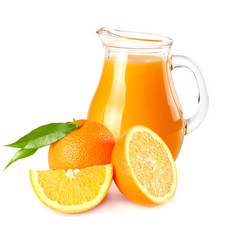 橙汁, 橙色片和绿叶查出的白色背景。壶汁