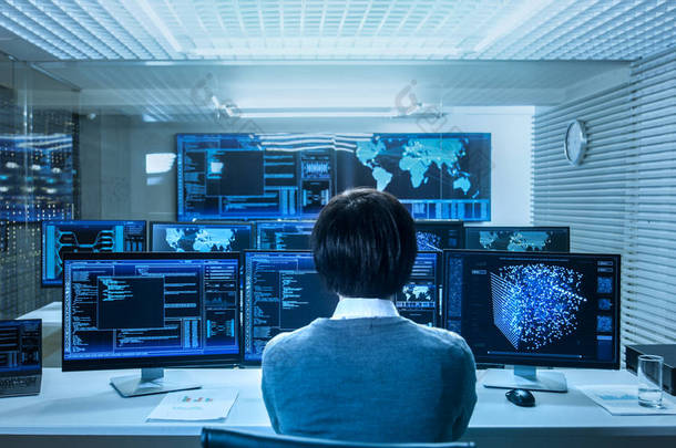 在系统控制数据中心技术员操作多个屏幕与神经网络和数据挖掘活动。房间是光和充满了工作神经网络的监视器.