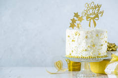 黄金生日概念-蛋糕, 礼物, 装饰品