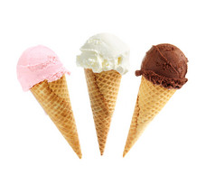 什锦的冰淇淋在糖锥隔离在白色背景上