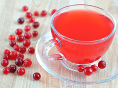 在一个透明的杯新鲜蔓越莓汁