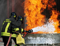 消防队员扑灭火灾危险在训练中，f 期间