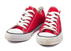 在白色背景上的老式红鞋