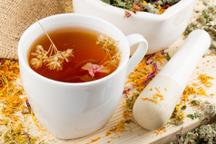 健康茶、 砂浆和杵与草药治疗