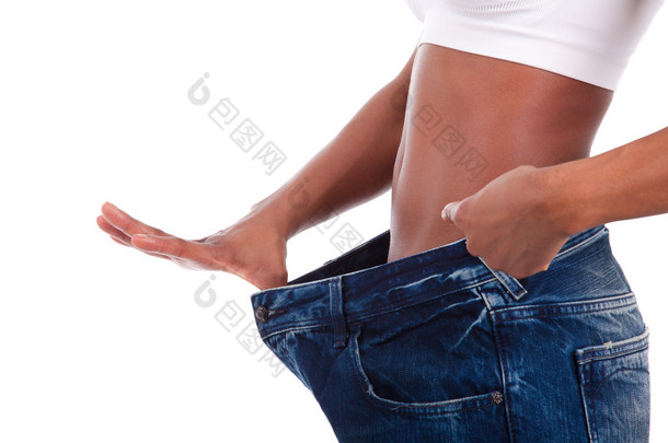旧牛仔裤裤子后减肥中年轻非洲女人