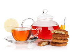 玻璃杯子和饼干和柠檬红茶茶壶