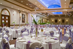 室内婚礼大厅与花卉 %和圆桌会议