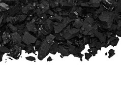 白色背景上隔离的桩状黑煤