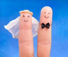 刚刚结婚的概念 — — 新婚夫妇在对蓝光的手指绘
