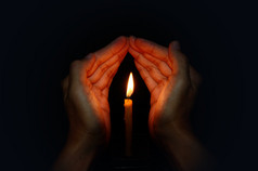 蜡烛点亮在手，祷告概念