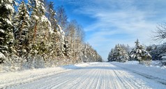在阳光明媚的冬日农村道路。经典雪覆盖冬季景观