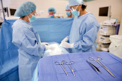 外科手术工具与操作病人的医生的立场上