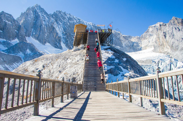 视图窗体顶部的玉龙雪山