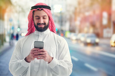 阿拉伯商人在艾菲尔拥挤的街道上使用他的电话