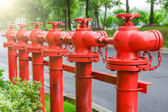 一条线的红色消防栓