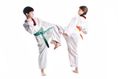 两个孩子运动员武术跆拳道培训