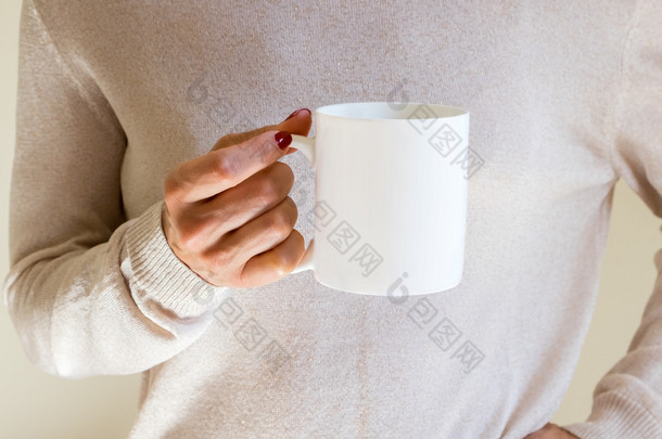 女的拿着咖啡杯，风格股票样机摄影