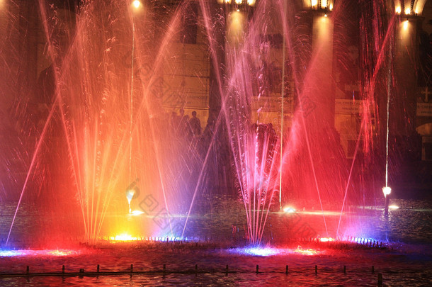 埃里温广场上的舞蹈喷泉。亚美尼亚