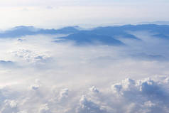 蓝蓝的天空和山脉查看从飞机风格时髦背景与 copyspace