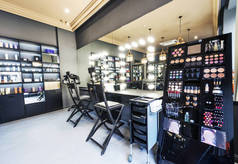 美容院的现代设计师室内，配有镜子、灯具、扶手椅、化妆品