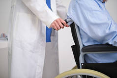 护士推病人轮椅