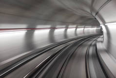 运动模糊的地铁进入隧道，抽象背景