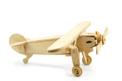 由木头制成的模型飞机