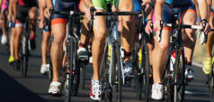 自行车比赛，自行车运动员骑着赛马