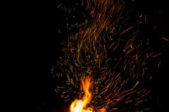 火焰在黑色的背景上闪耀和燃烧。结构和爆发