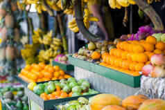 市场上的热带水果