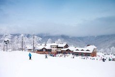 滑雪胜地的滑雪者。冬季背景。旅游.