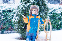 小小孩男孩享受冬季驾雪橇