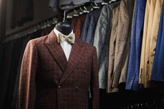 男装西装, 衬衫, 领带在店里的一个模特