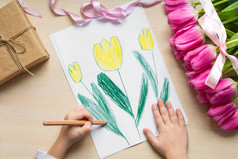 在母亲节或 3月8日, 小男孩为妈妈画贺卡。顶部视图