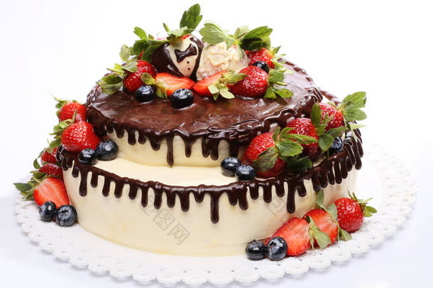白色背景的草莓和蓝莓<strong>装饰</strong>的<strong>巧克力慕斯</strong>蛋糕