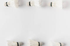 白色表面羽毛球羽毛球框架的顶部视图