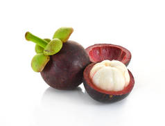 被白色背景隔离的Mangosteen